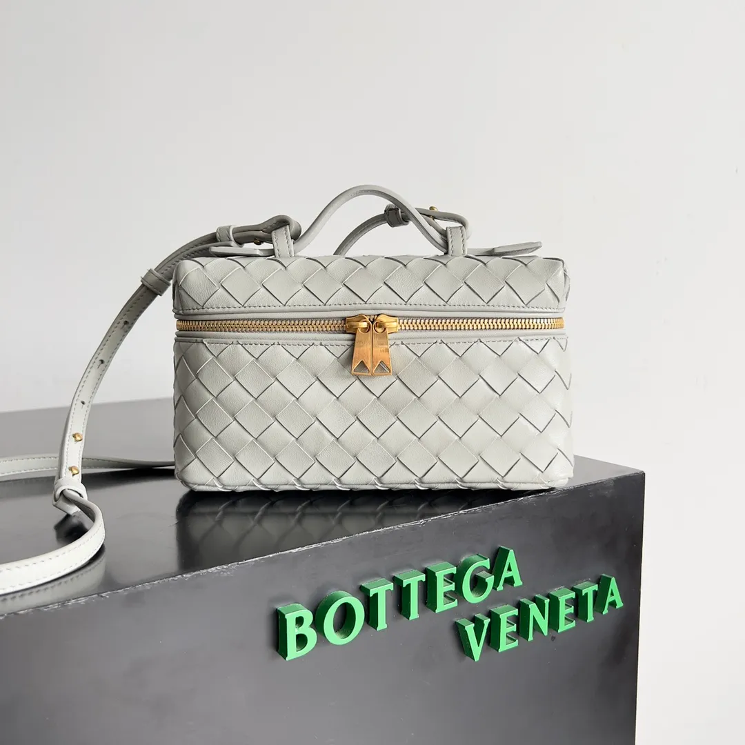 Batch 1360 Bottega Veneta 24 spring and summer woven zipper crossbody bag. A crossbody bag that can be used as a cosmetic bag. The exquisite weaving and compact body are an indispensable accessory for the upcoming summer. The double zipper also better protects the bag. It has a large capacity. If you like it, don’t miss it. Style number: 789109 Size: 22*12.5*5cm